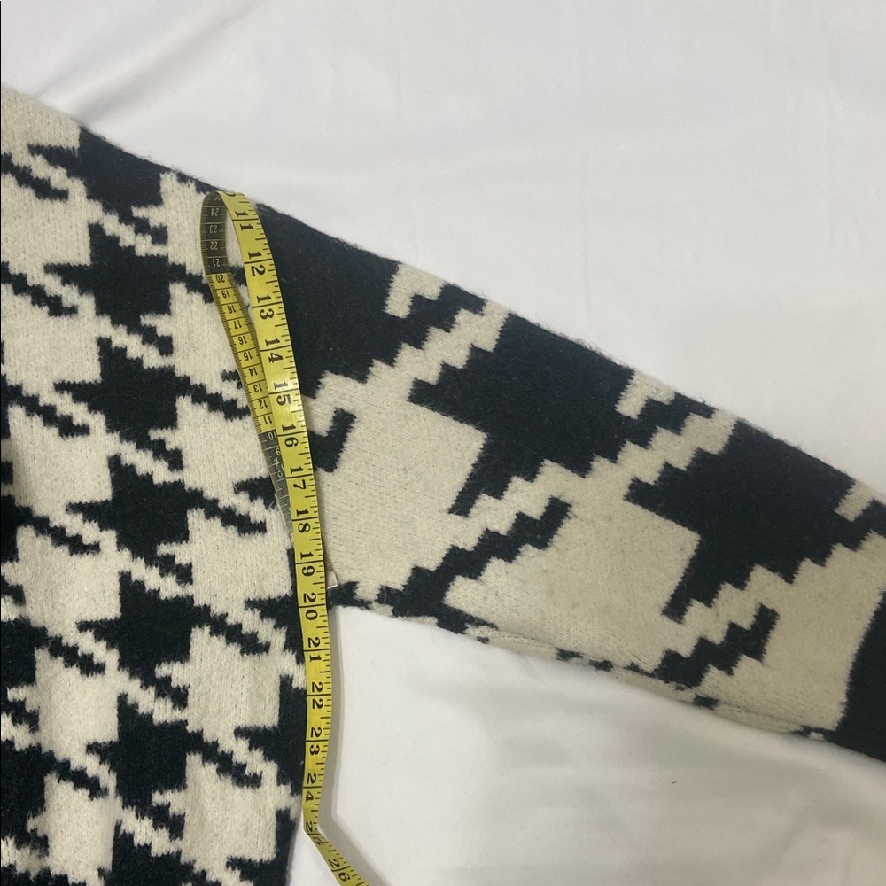 H&M Women’s Black and Cream Long Sleeve Houndstooth Turtleneck Sweater. Size -L - Picture 9 of 14